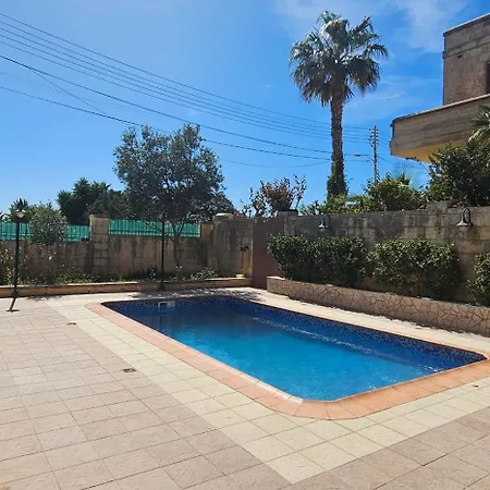 Poolside, 2 Bedroom Flatlet Apartment Is-Swieqi